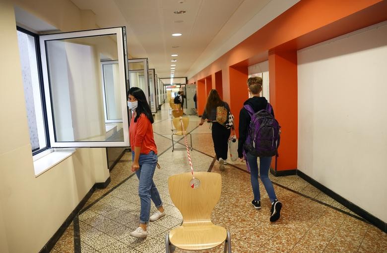 Students and teachers wear protective face masks while keeping social distance as schools re-open after summer holidays and the lockdown due to the outbreak of the coronavirus at the Karl-Rehbein high school in Hanau, Germany.   REUTERS/Kai Pfaffenbach